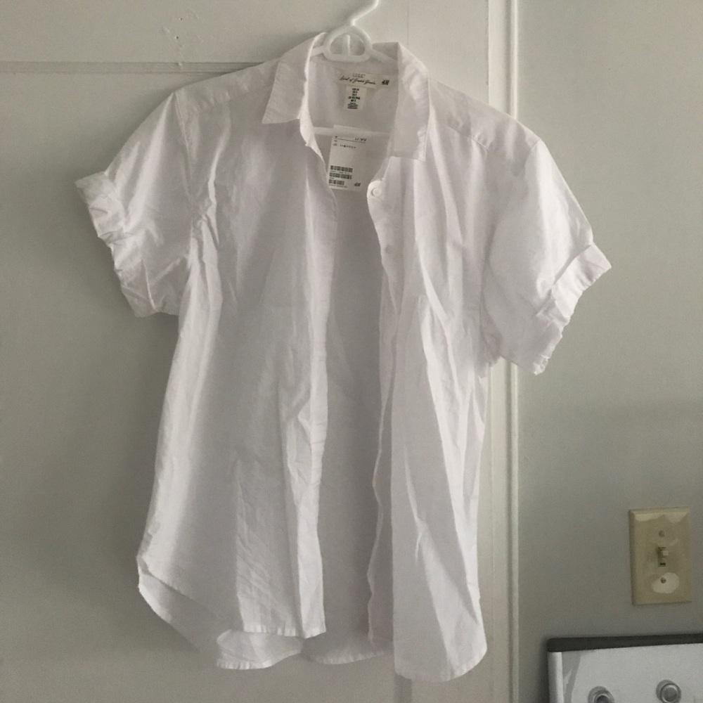 H&M white short sleeve cuffed button up shirt