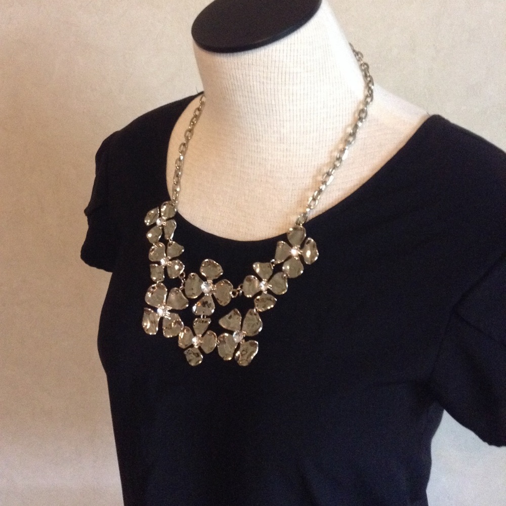 Flower detail necklace