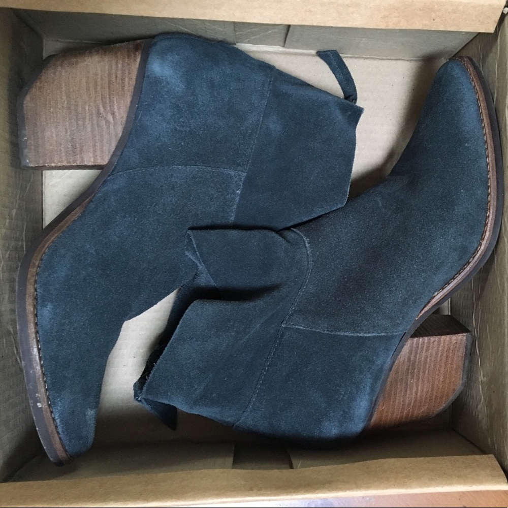 Size 9.5 Matisse slate blue booties - worn once!