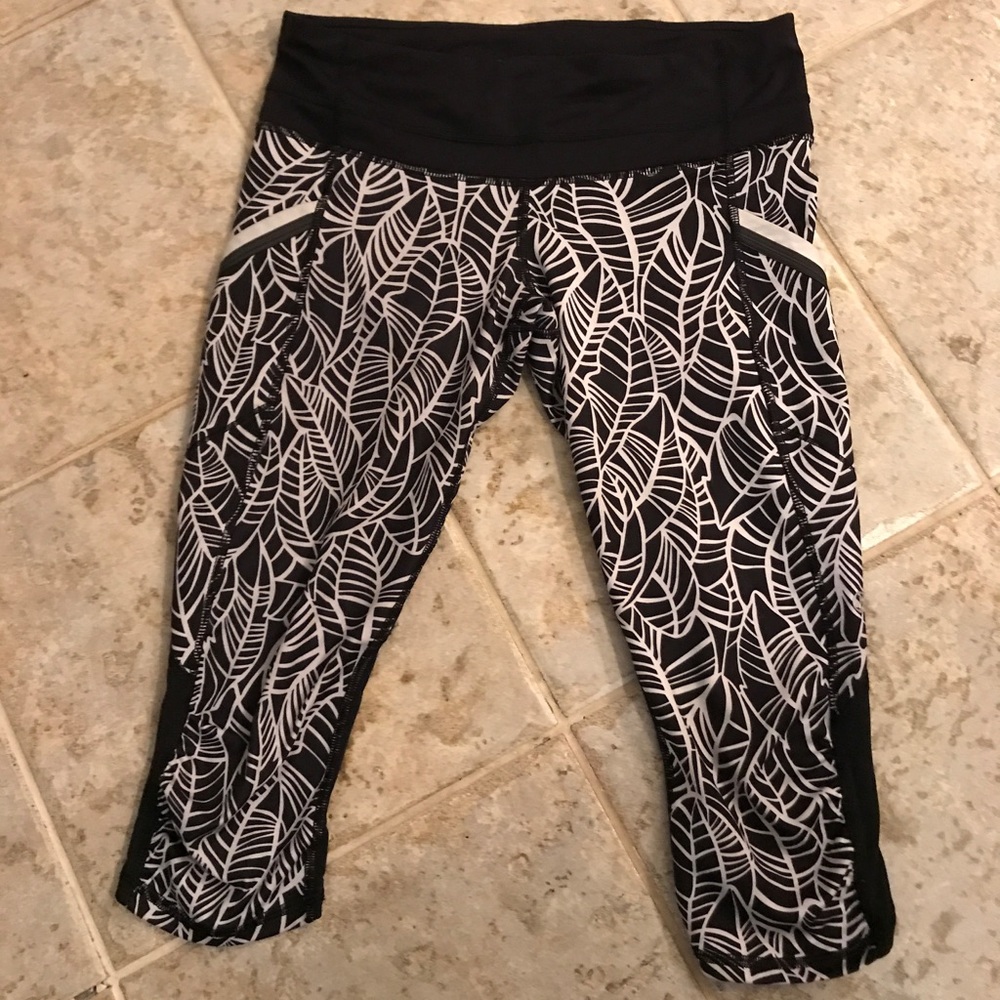 Lululemon size 6 3/4 leggings (palm tree design)