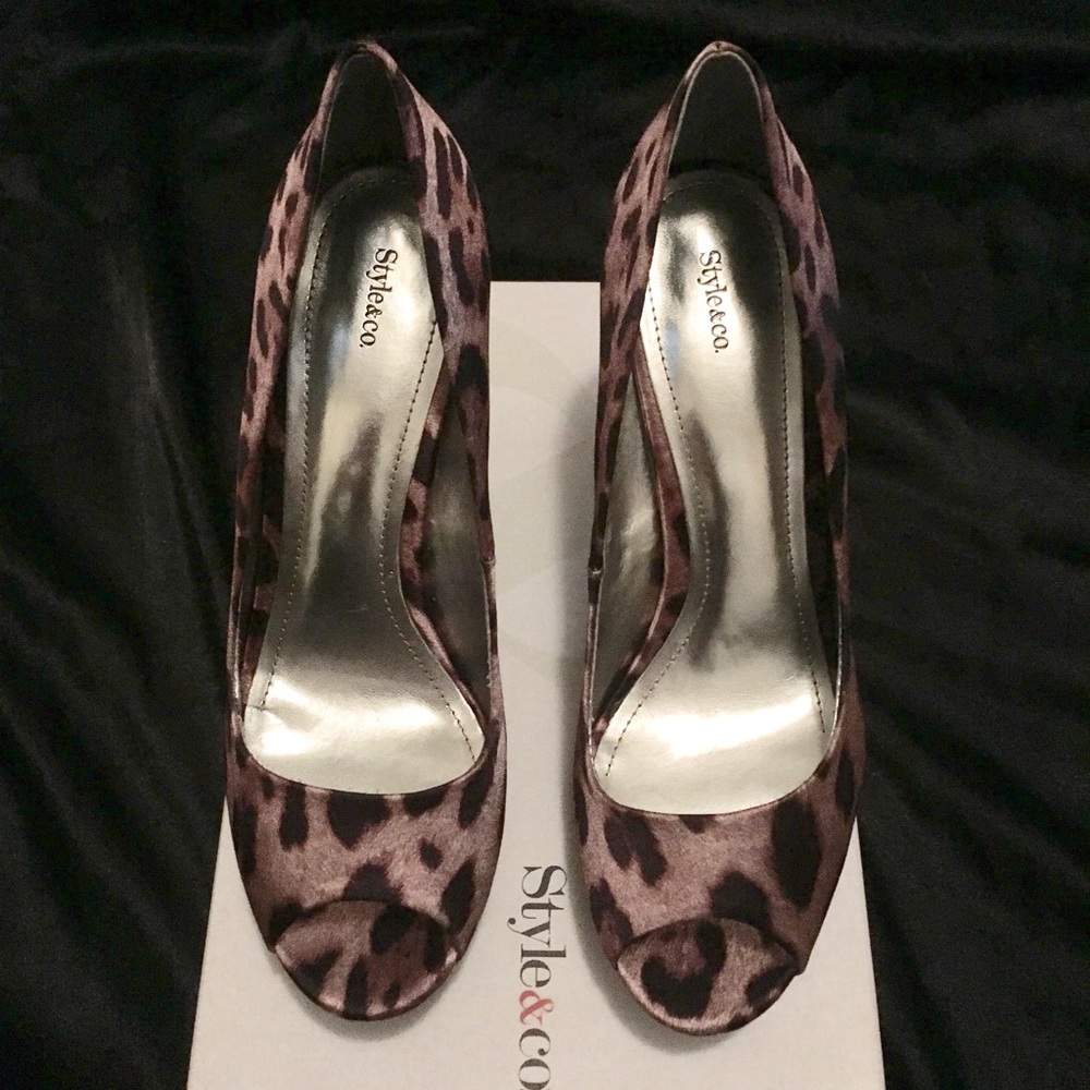 Leopard high heel shoes