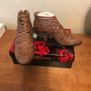 Fergalisious  bootues