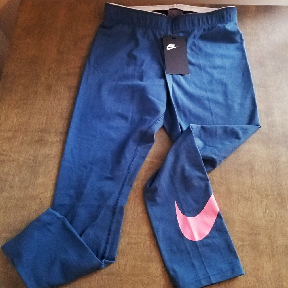 New Nike Crops - Picture 1 of 3