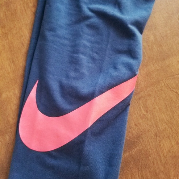 New Nike Crops - Picture 3 of 3