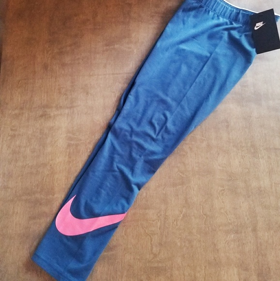 New Nike Crops - Picture 2 of 3