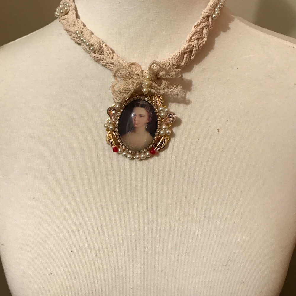 Necklace style chokers