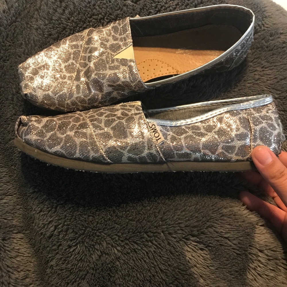 Giraffe print TOMS