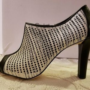 Calvin Klein Kallie Striation Shoes - NEW W/ BOX