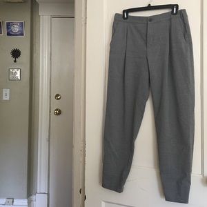 Stylish Uniqlo jogger trousers in gray