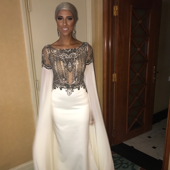 Elegant Cape Wedding Dress. White and gunmetal - Picture 2 of 7