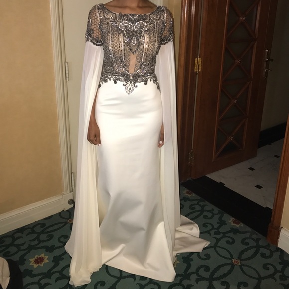 Elegant Cape Wedding Dress. White and gunmetal - Picture 3 of 7