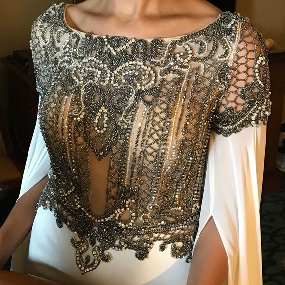 Elegant Cape Wedding Dress. White and gunmetal - Picture 5 of 7