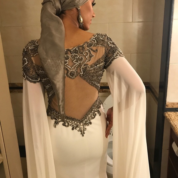 Elegant Cape Wedding Dress. White and gunmetal - Picture 6 of 7