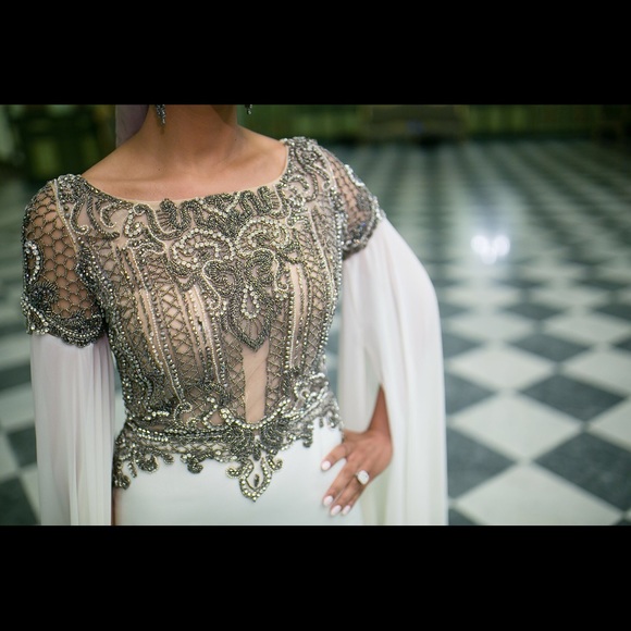 Elegant Cape Wedding Dress. White and gunmetal - Picture 7 of 7