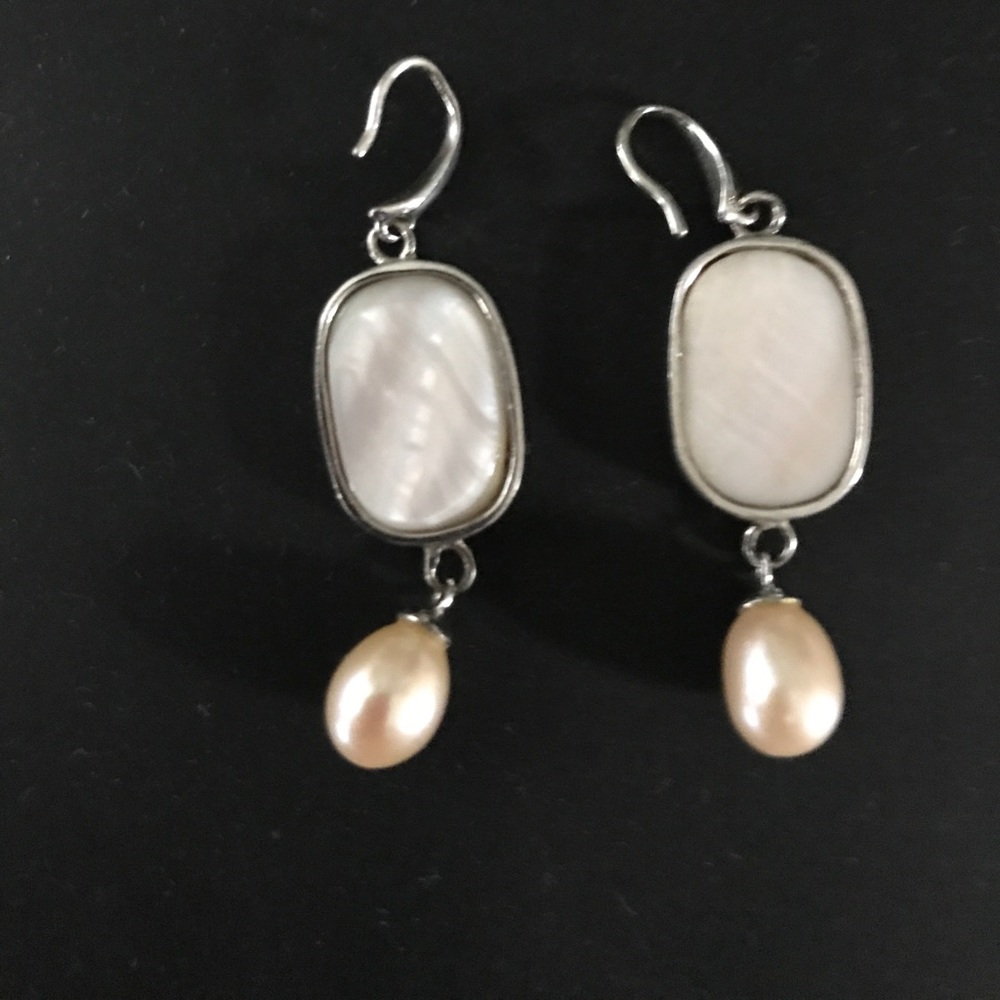 Earrings mother of pearls.