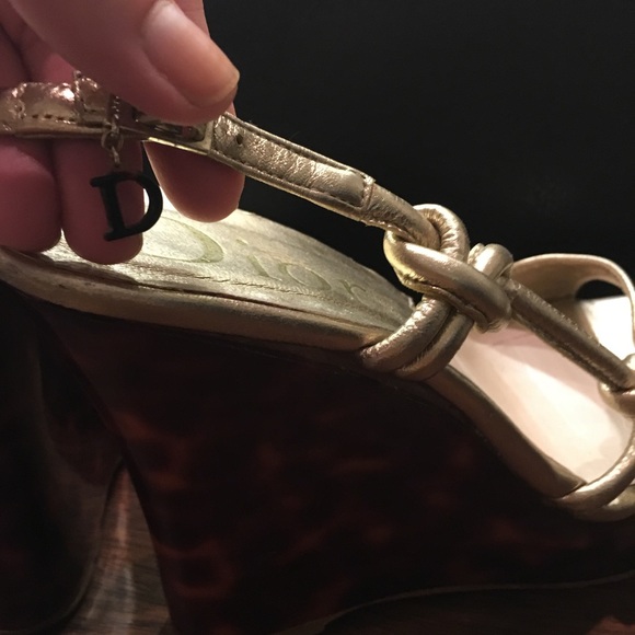 DIOR gold & tortoise wedges - Picture 4 of 8