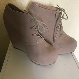 Size 8 1/2 Like new🦋