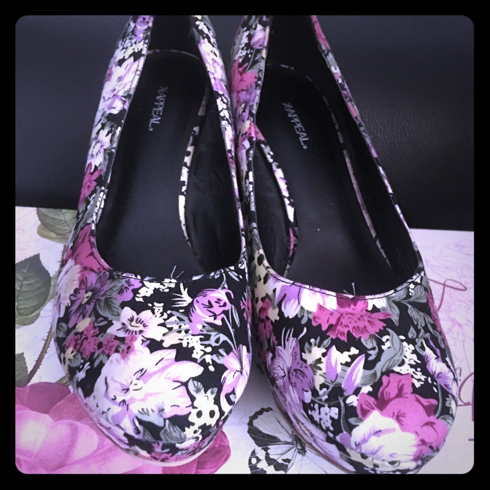 Floral 3” floral platform shoes size 9