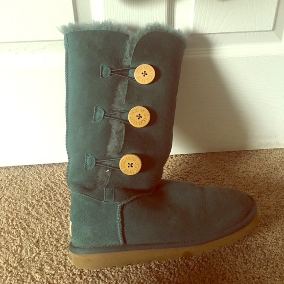 Tall Ugg boot with buttons - Picture 1 of 3
