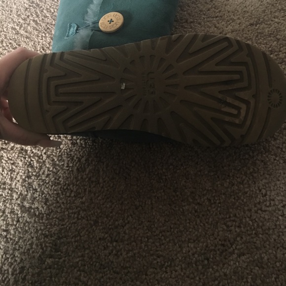 Tall Ugg boot with buttons - Picture 2 of 3