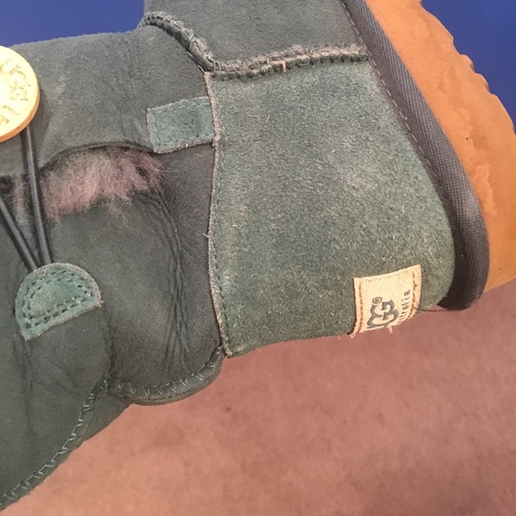 Tall Ugg boot with buttons - Picture 3 of 3