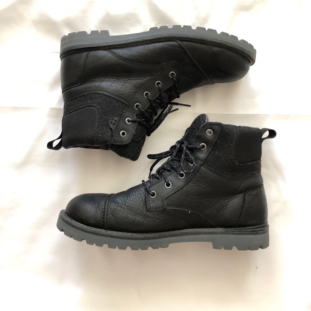 Toms black boots