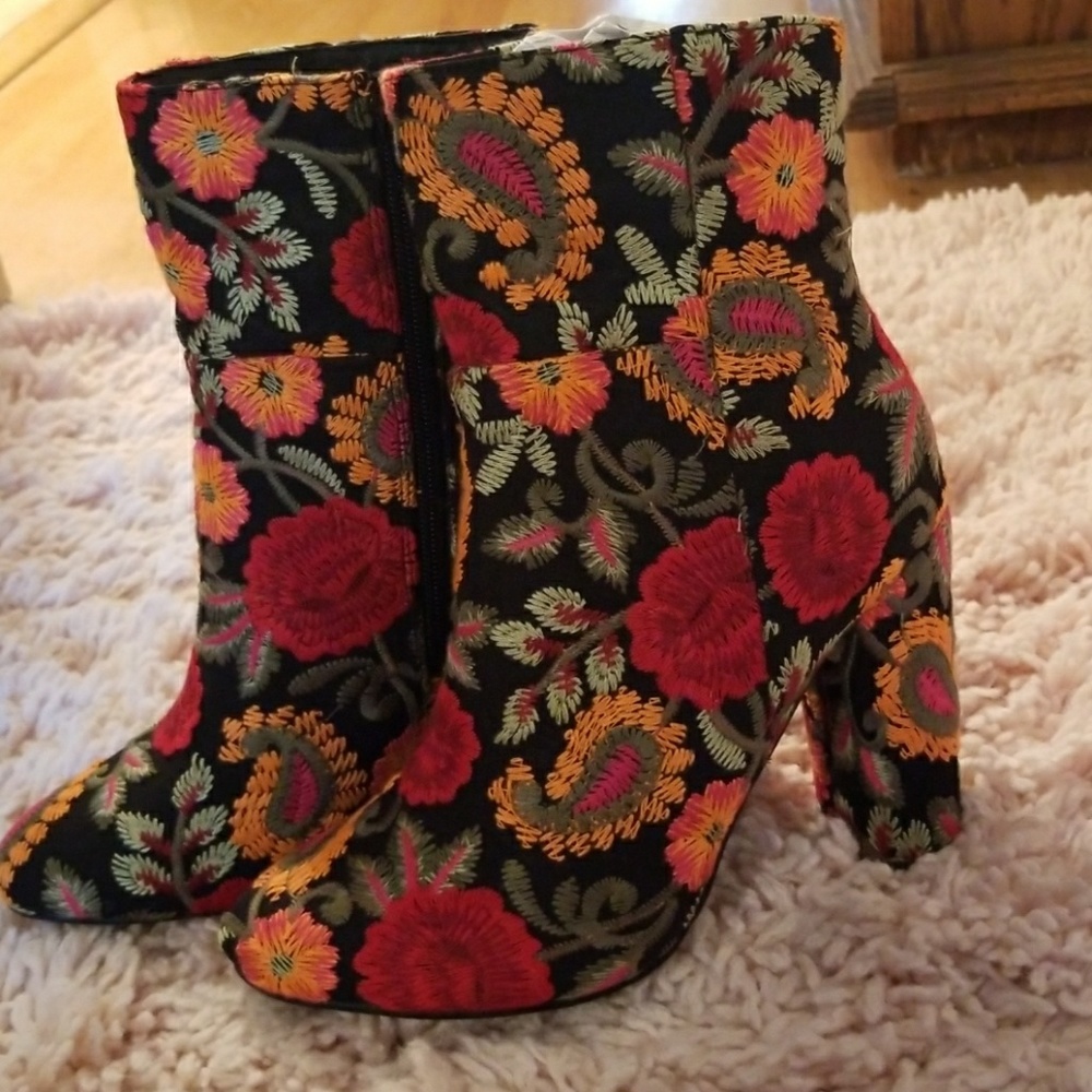 Marguerite Embroidered Booties
