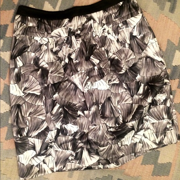 BCBGMaxAzria White / Grey Seashell Print Skirt - Picture 4 of 8
