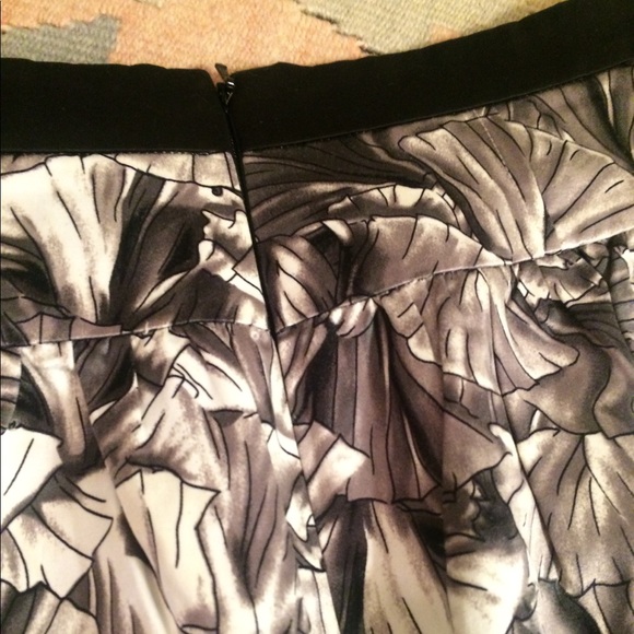 BCBGMaxAzria White / Grey Seashell Print Skirt - Picture 7 of 8