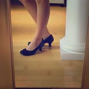 Cute Black Kitten heels!!!