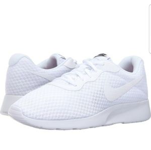 WOMAN'S WHITE TANJUN NIKES