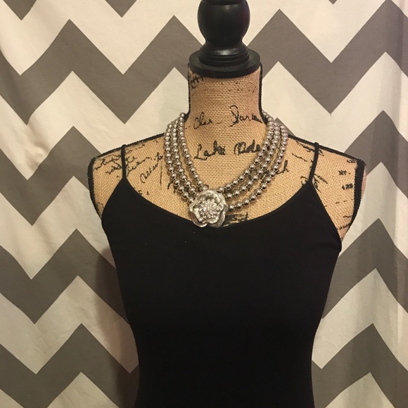 Jewelry - Silver flower rhinestone necklace