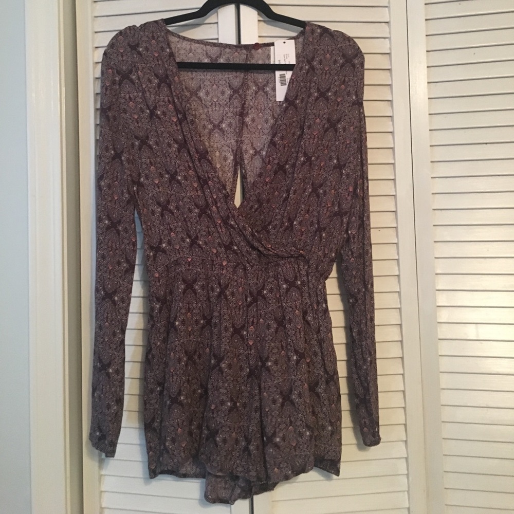 NWT! Open back, printed romper - size S