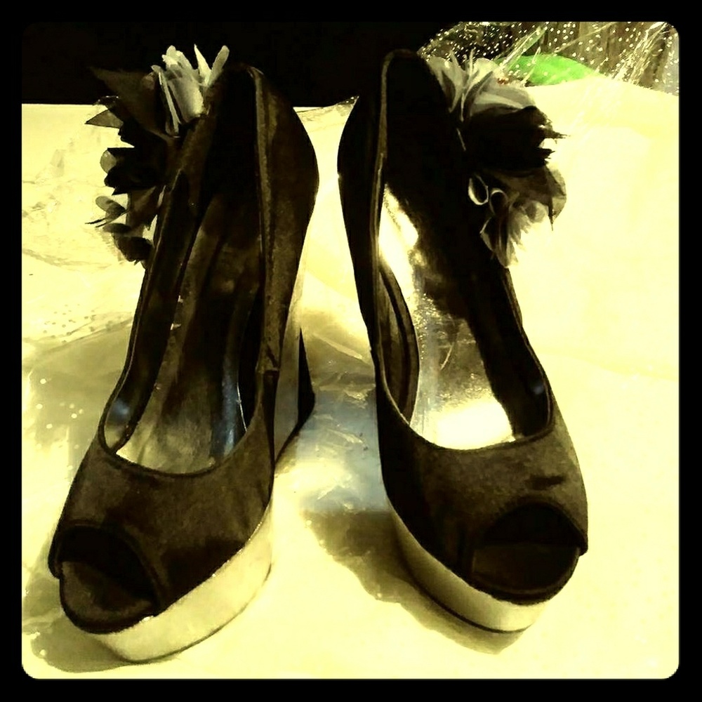 Beautiful Like NEW Ladies Wedges!