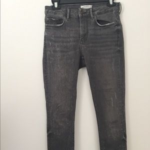 SOLD✨Zara distressed skinnies