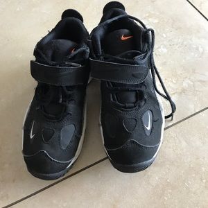 Boys size 1Y Nike Sneakers