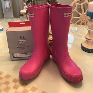 Kids hunter rain boots size 3 and cream boot socks