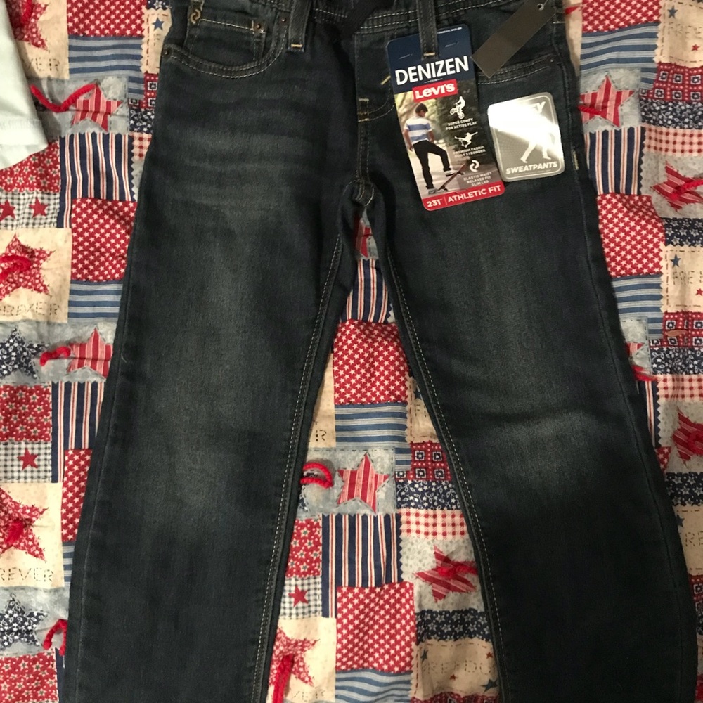 Levi’s boys size 5T they stretch+so soft