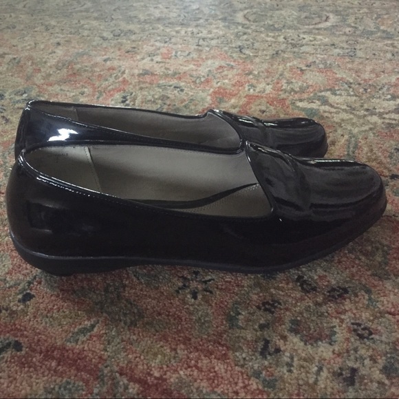 LAURA SCOTT PATEN LEATHER FLATS - Picture 3 of 6