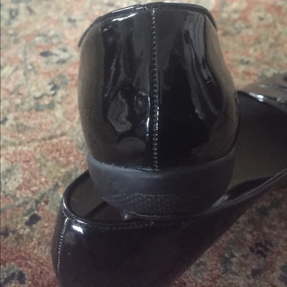 LAURA SCOTT PATEN LEATHER FLATS - Picture 5 of 6