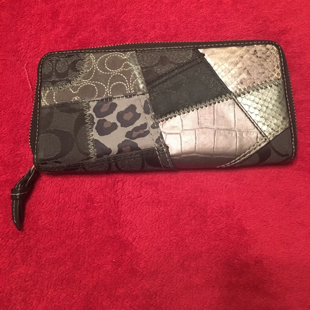 Beautiful Authentic Coach wallet - Picture 2 of 8