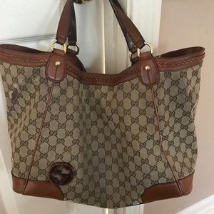Gucci monogrammed lrg bag comes with the dust bag