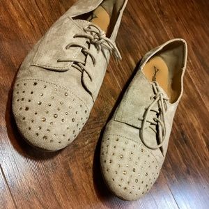 Loafer/flats grey half studded