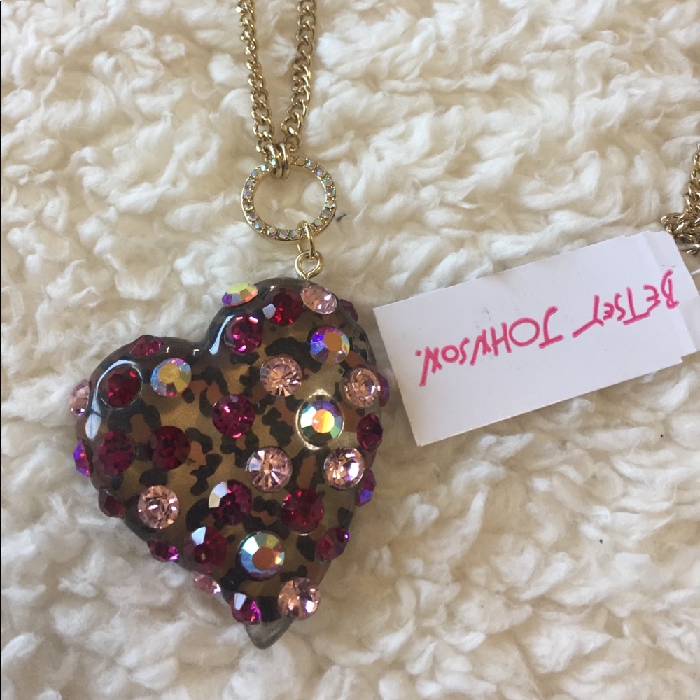BETSEY JOHNSON HEART NECKLACE