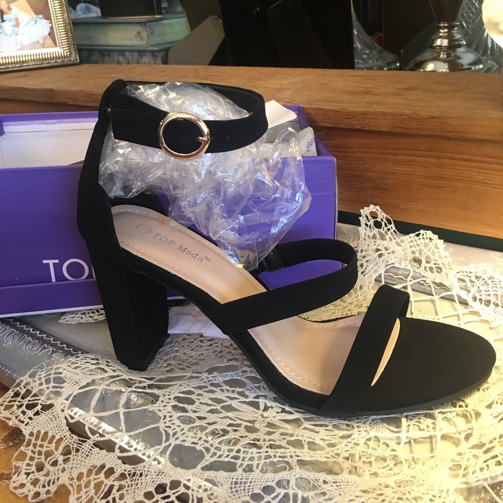 Chunky Heel Velvet Black Sandal NWT Sz 9 Heels