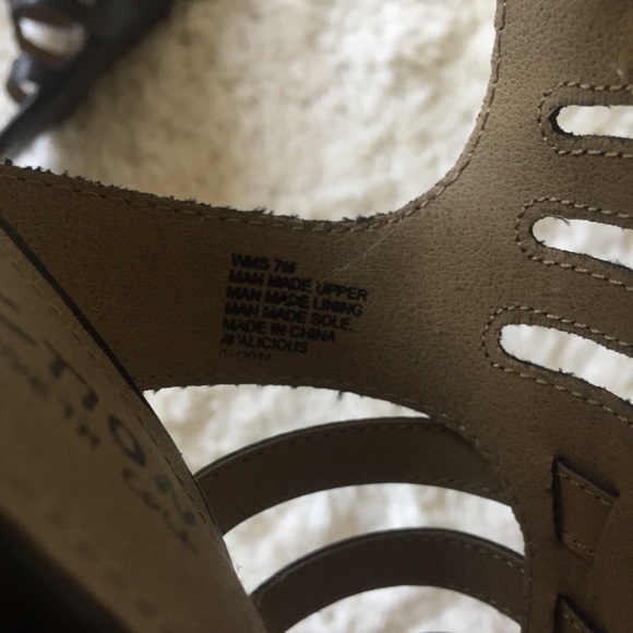 Kenneth Cole Black Platform Shoes - Picture 2 of 7