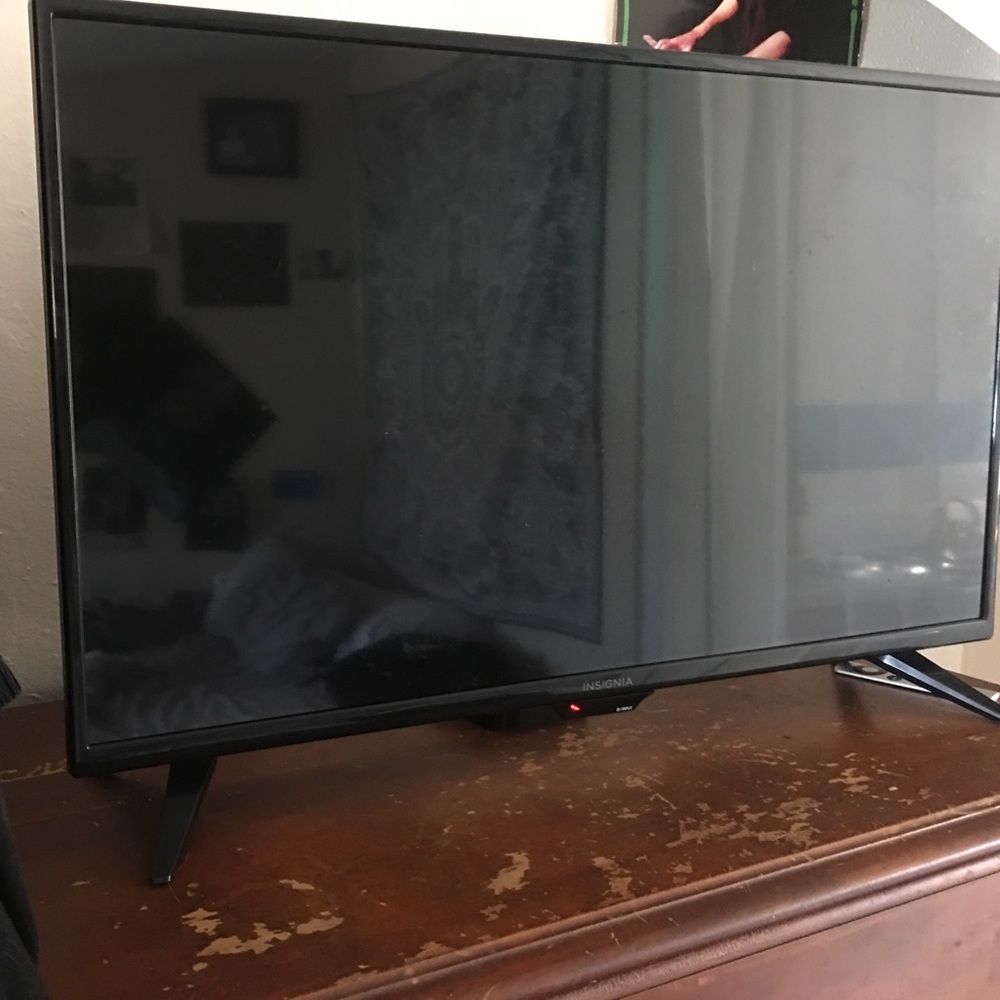 Selling a 32 Inch LED TV and Apple TV with remotes