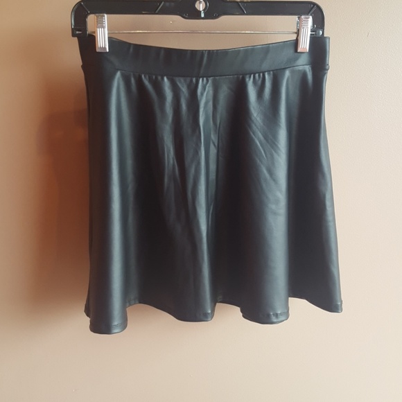 Leather skater skirt - Picture 2 of 4