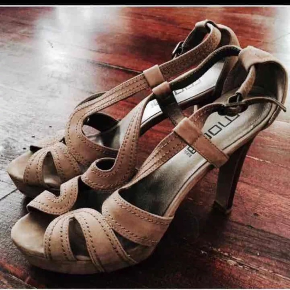 Moda platform heels taupe 8.5 faux suede