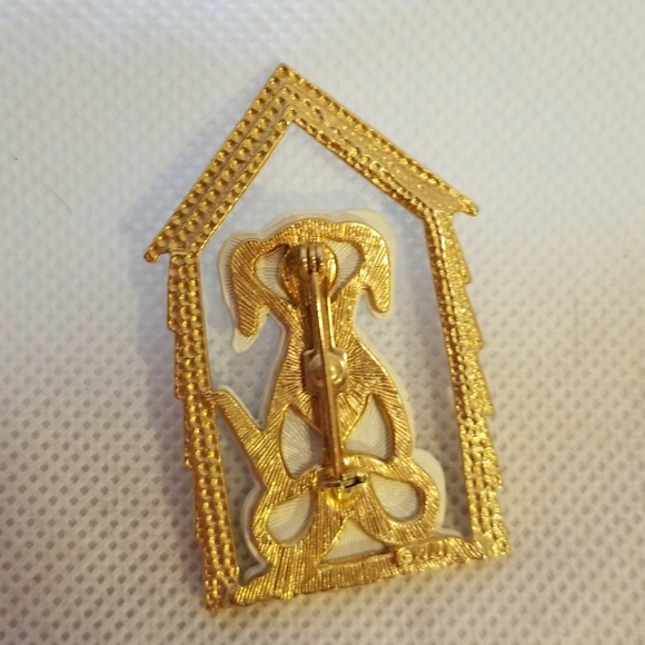 Dalmatian dog in doghouse pin brooch - Picture 2 of 2